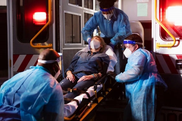 équipe d'ambulancier réactif